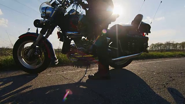 摩托车手坐在摩托车上视频素材