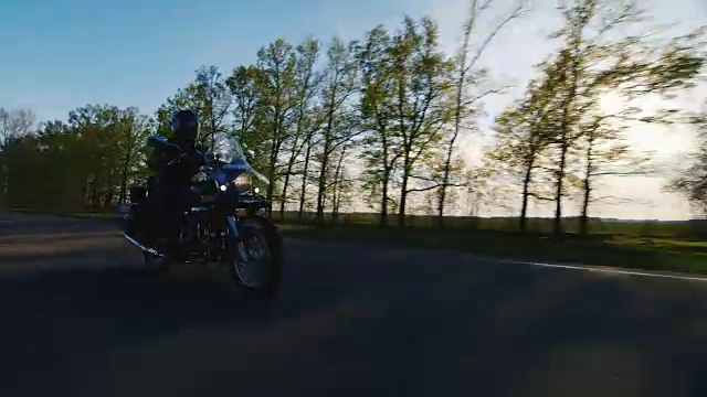 摩托车在路上行驶，在低处射击视频素材