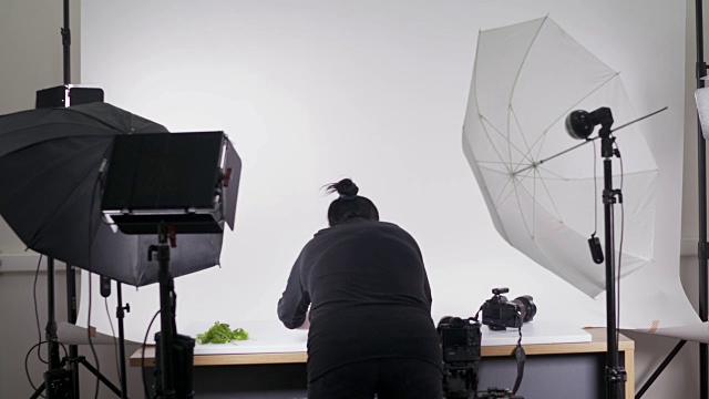 女摄影师整理食物视频下载