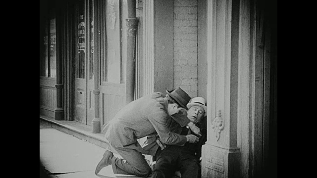 1910年一个醉汉成为扒手的受害者视频下载