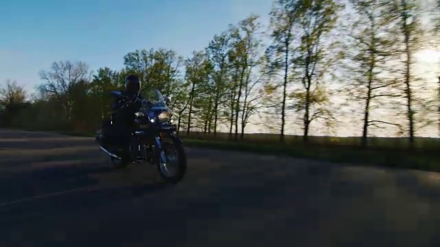 系列4视频:在乡村公路上骑自行车旅行视频素材