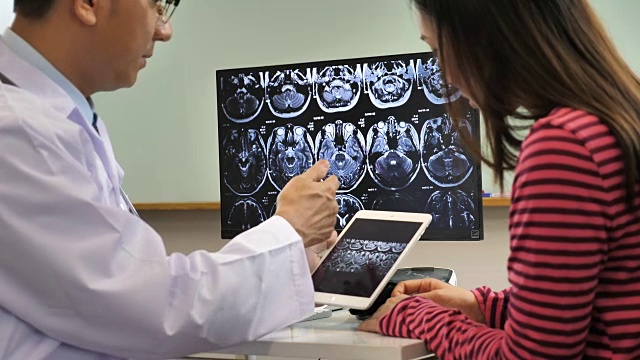 医生检查图像x射线大脑MRI扫描与病人视频素材