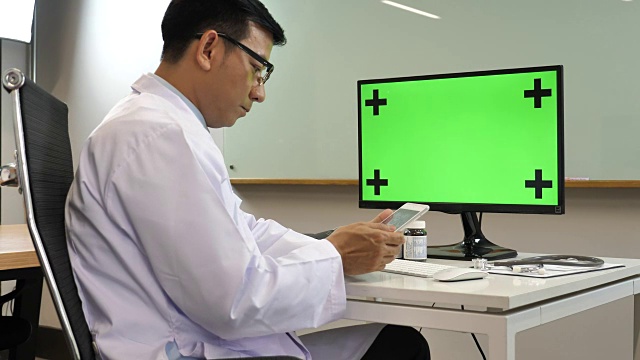 医生在电脑上用绿屏检查影像x射线核磁共振视频素材