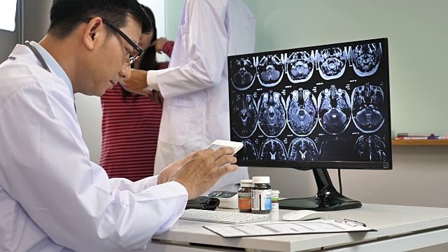 医生在电脑上检查影像x射线核磁共振视频素材