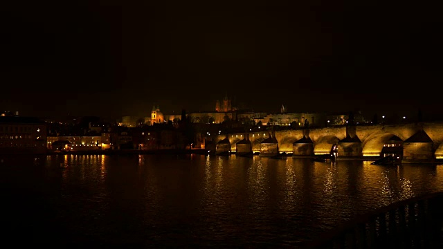 夜晚的布拉格天际线视频素材
