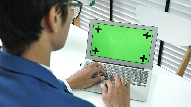 商人使用绿色屏幕的笔记本电脑视频素材