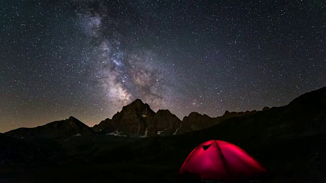 银河时光流逝与露营帐篷在阿尔卑斯山视频下载