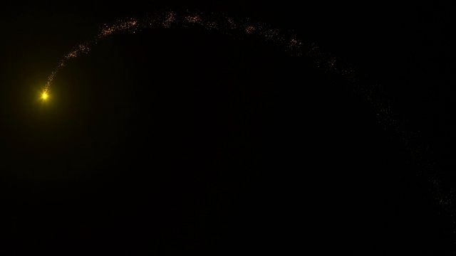 飞行的彗星，黑色背景上有一条闪烁的星尘粒子尾巴。4K视频叠加在屏幕的混合模式。太空彗星的CGI动画视频素材