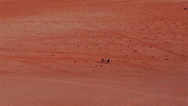 中东约旦瓦迪拉姆沙漠中的骆驼贝都因人视频素材