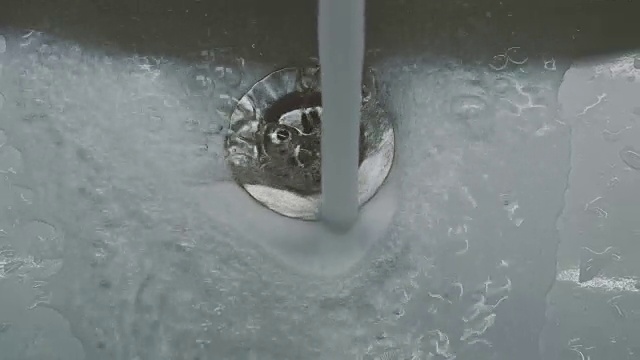 厨房水槽的排水管用水滴关上视频下载
