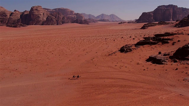 WS-中东约旦瓦迪拉姆的骆驼贝都因人正穿过令人惊叹的沙漠风景视频素材