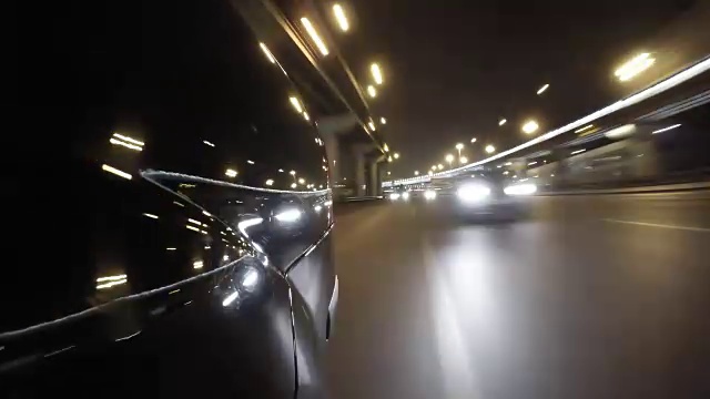 快速城市驾驶夜间道路POV时间推移左侧的汽车。低角度后视图视频素材