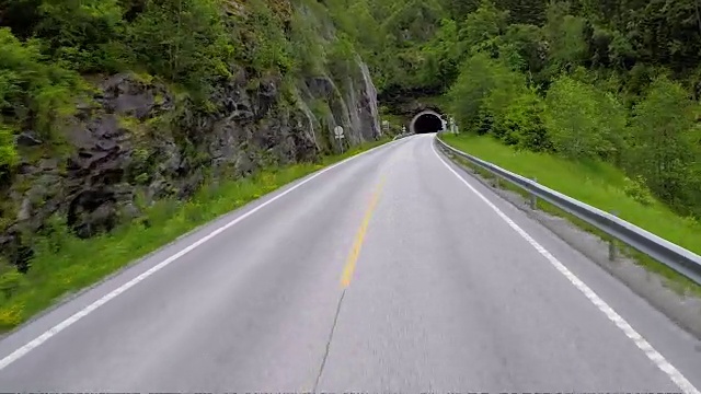 在挪威的山路上开车。隧道的入口。视频下载