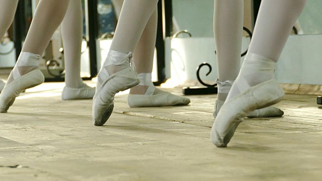 芭蕾舞课上穿着尖头鞋的芭蕾舞者视频素材