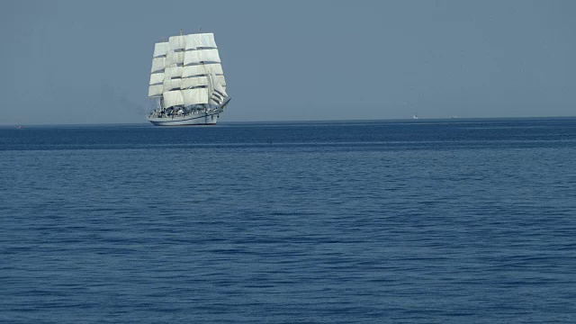美丽的高船，在广阔的海洋中，所有的帆视频素材