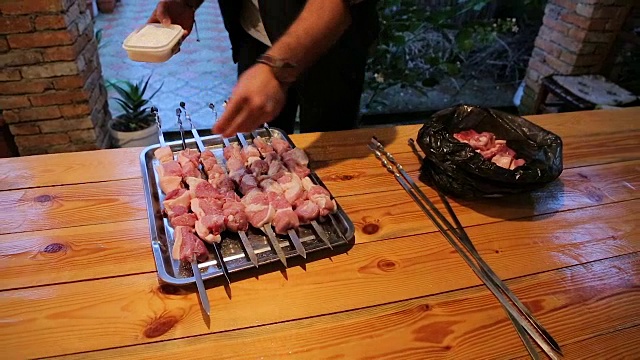 男子将盐和香料添加到烤肉串中，这是格鲁吉亚的传统美食视频下载