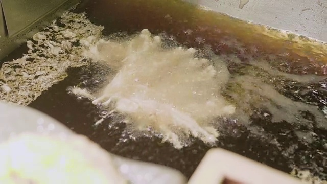 日本餐厅的天妇罗炸虾视频素材