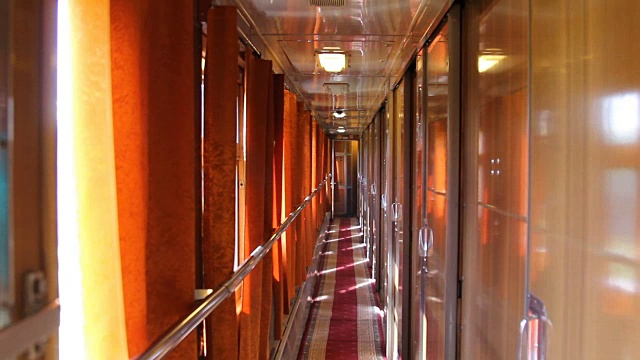 旅客舒适的火车车厢旅行，夜间睡眠马车。视频下载