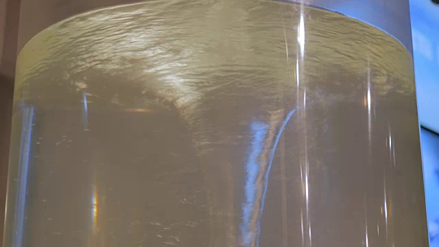 旋转的水漩涡展示了水力视频素材