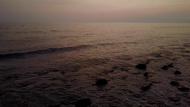 海浪冲刷毛伊岛的岩石海岸线视频素材