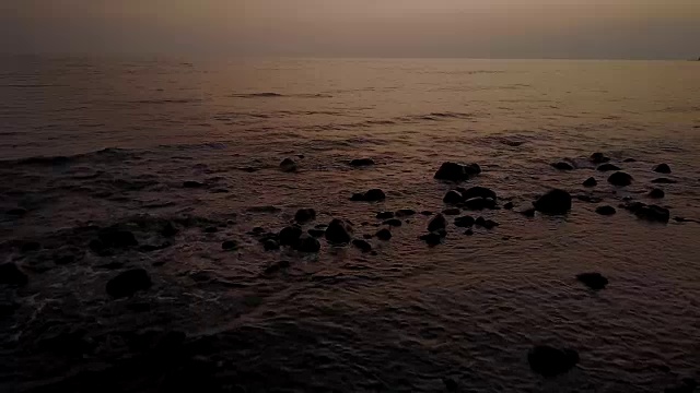 小岩毛伊岛海滩上的海浪视频素材