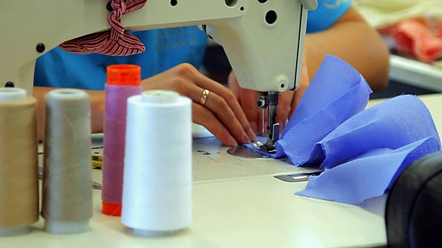 女手在工业缝纫机上工作。纺织工业的概念视频下载