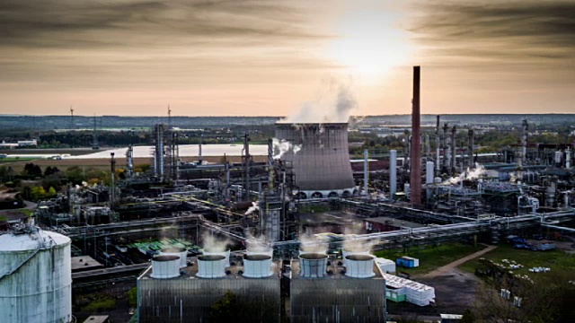 带有炼油厂的工业园区鸟瞰图视频素材