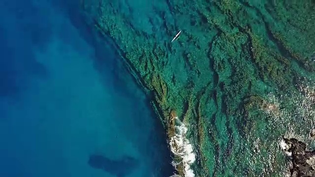 毛伊岛海岸汹涌的海浪下的珊瑚礁视频素材