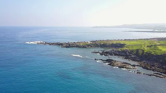 毛伊岛海岸的亮蓝色浅滩视频素材