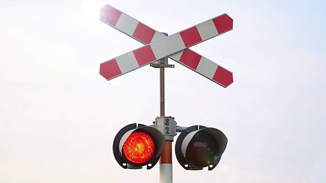 红色的铁路道口信号。视频下载