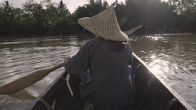 4 k。在泰国，妇女们在河上划船。视频下载