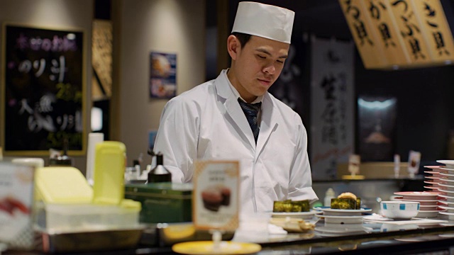 MS日本东京一家寿司餐厅的厨师视频素材