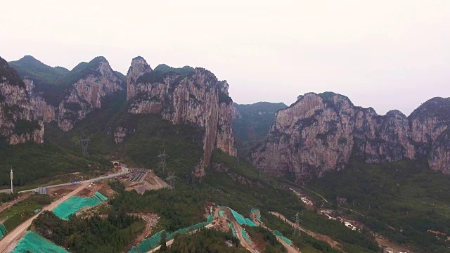 鸟瞰图的风景悬崖的山和渴望，贵州省，中国视频下载