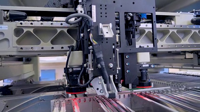 自动电路板机生产印刷电子电路板。4 k。视频下载