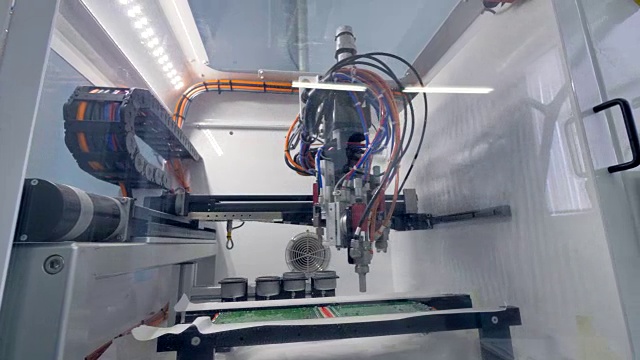 机器人学手臂工作PCB生产。4 k。视频素材