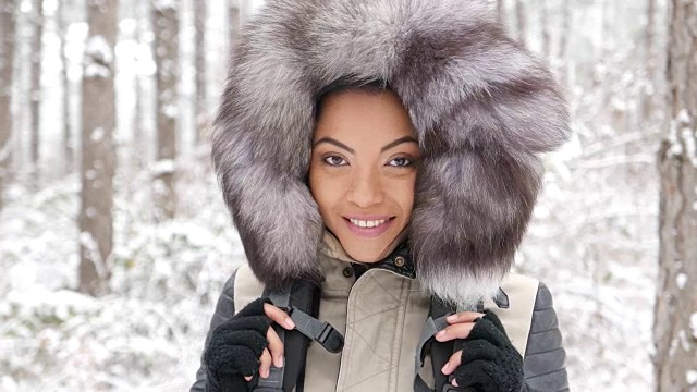 年轻的亚洲女人冬季肖像视频下载