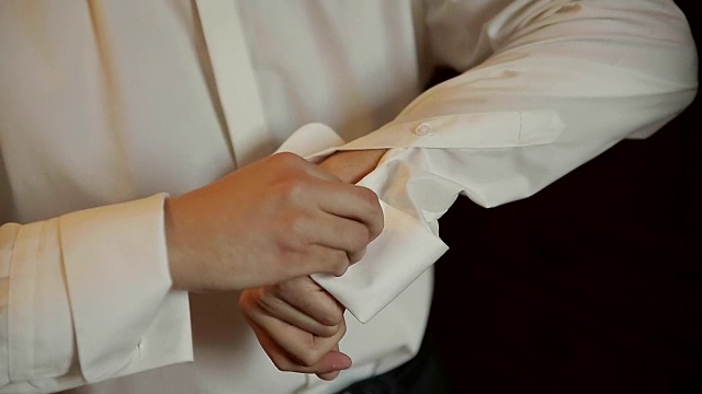 新郎穿着结婚衬衫，领带，夹克视频下载