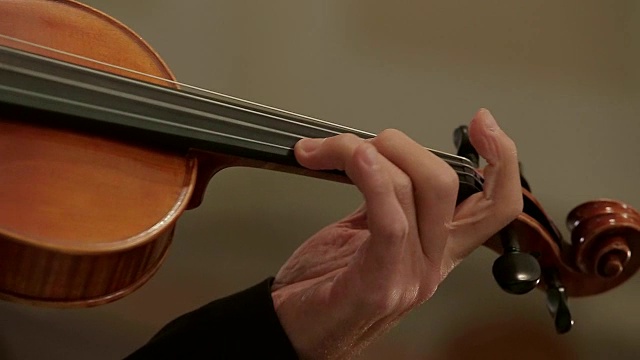时尚男士手中的小提琴视频下载