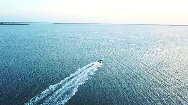 鸟瞰图追逐快速摩托艇在加勒比视频素材