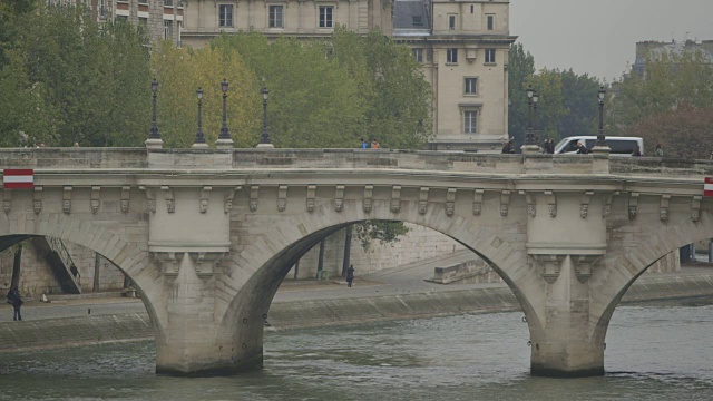 人们和交通穿过第九桥，通往Île de la Cité，在塞纳河上，法国巴黎。视频素材