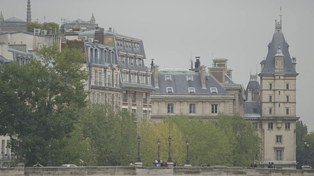 广角拍摄的人在巴黎的Pont Neuf拍摄周围的建筑物，法国。视频素材