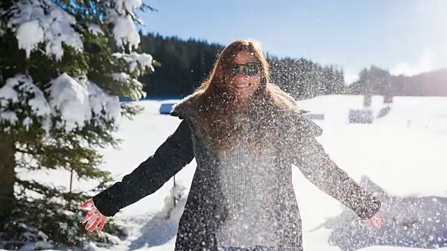 快乐的女人在雪中玩耍视频下载