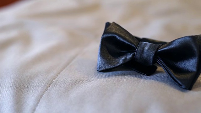 婚礼——桌上放着黑色领结视频素材