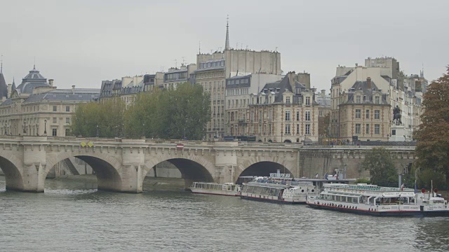 静态宽拍摄的游船驻扎在Pont Neuf，巴黎，法国。视频素材