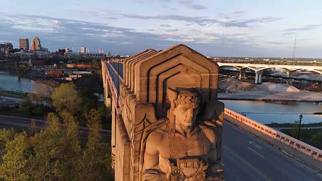 俄亥俄州克利夫兰的“交通护卫队”雕像视频下载