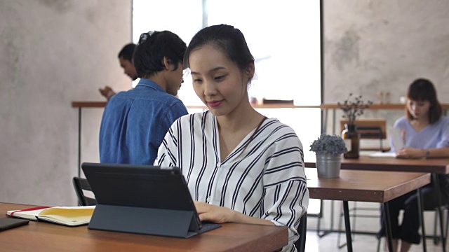 商务人士在咖啡馆使用笔记本电脑，共同工作空间视频素材