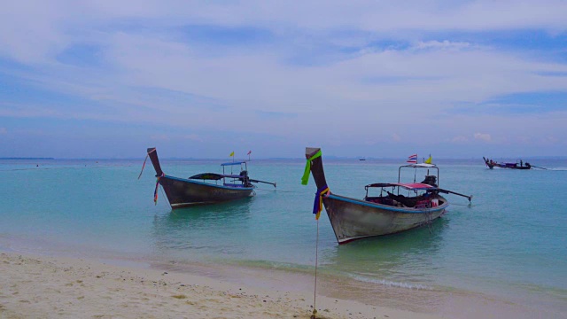 泰国安达曼海沿岸的长尾船视频下载