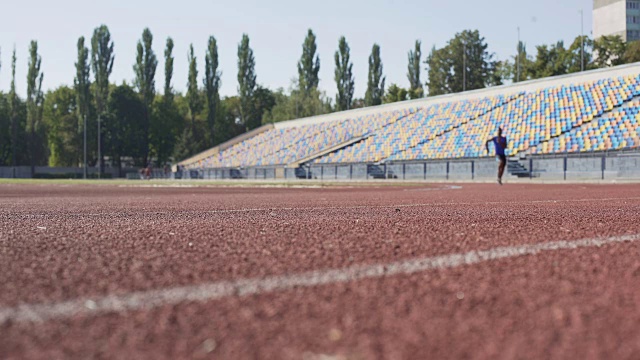 有目的的西班牙运动员在体育场跑步，准备马拉松，运动视频素材