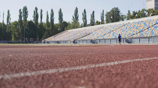 运动员快速跑过体育馆的看台，准备比赛视频素材