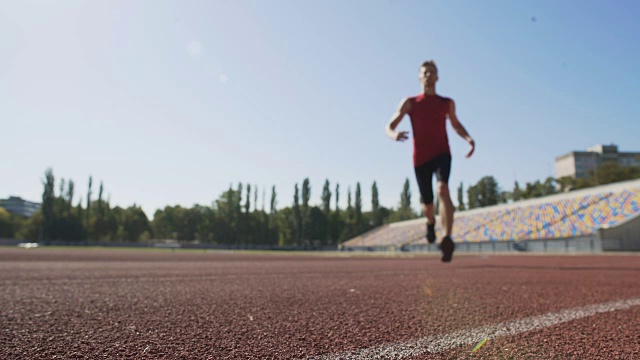 男运动员跑得快，在终点前获得速度，训练耐力视频素材